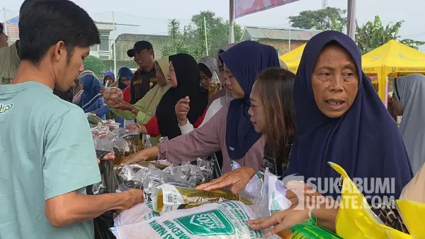 Sejumlah warga berbelanja di pasar murah yang diselenggarakan di Lapang Padjajaran, Jalan Raya Karangtengah, Kecamatan Cibadak, Kabupaten Sukabumi, Selasa (12/8/2025). | Foto: SU/Ibnu Sanubari