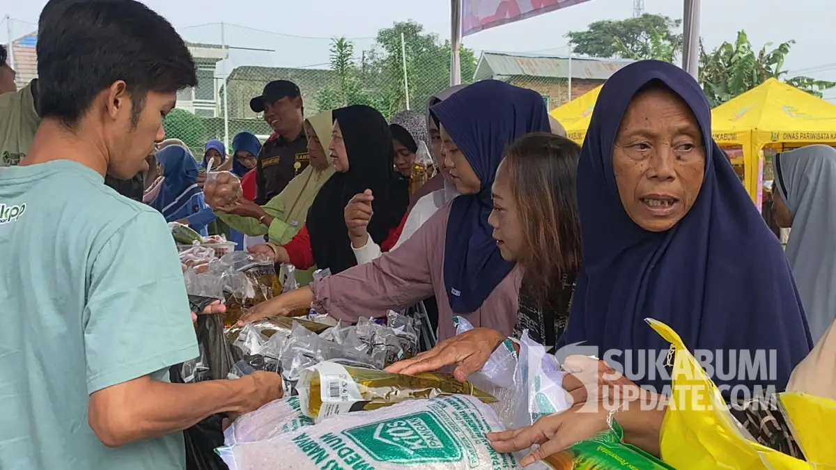 Sembako Murah hingga Mochi Premium! Warga Padati Lapang Padjajaran di Cibadak Sukabumi