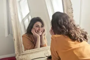 Ilustrasi cara mudah melatih self-love dan kepercayaan diri (Sumber: pexels.com/@Andrea Piacquadio) (Sumber : pexels.com)