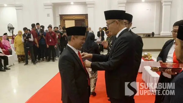 Wali Kota Sukabumi saat menyematkan penghargaan Satyalancana Karya Satya ke 228 PNS Kota Sukabmi | Foto : SukabumiUpdate