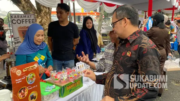 Wawan Juanda, Ketua DPRD Kota Sukabumi, memantau gerakan pangan murah di halaman Gedung Pusat Kajian Islam Kota Sukabumi pada Selasa (12/8/2025). | Foto: SU/Asep Awaludin