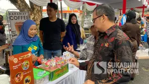 Wawan Juanda, Ketua DPRD Kota Sukabumi, memantau gerakan pangan murah di halaman Gedung Pusat Kajian Islam Kota Sukabumi pada Selasa (12/8/2025). | Foto: SU/Asep Awaludin