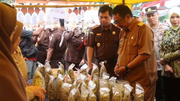Bupati Sukabumi Asep Japar saat meninjau Pasar Murah di HUT ke-80 Kejaksaan RI di lapang Padjadjaran Cibadak | Foto : Dokpim