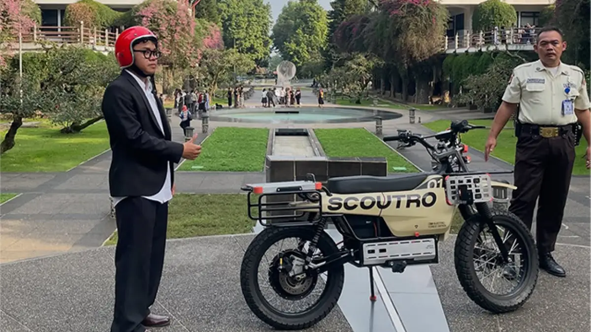 Fadil Ahmad seorang mahasiswa ITB dengan motor listrik buatannya. | Instagram/@amfadhil__