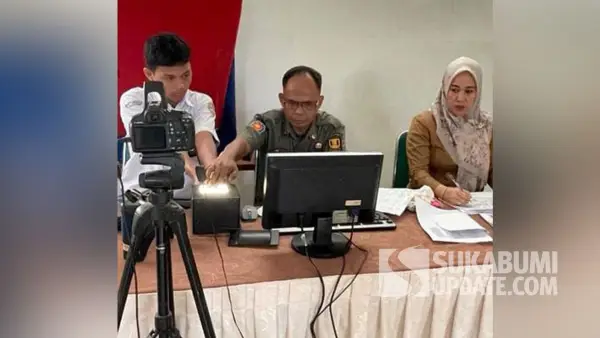 Petugas Kecamatan Palabuhanratu melakukan perekaman KTP Elektronik (e-KTP) kepada pelajar SMAN 1 Palabuhanratu, Kabupaten Sukabumi. | Foto: Istimewa