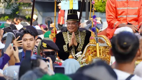 Bupati Pati Sudewo berpakaian adat saat kirab Hari Jadi Kabupaten Pati yang ke-702 pada Agustus 2025. | Foto: Istimewa/Pemkab Pati