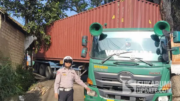 Kontainer tersangkut dipohon dan sempat tutup jalan Angkong Parungkuda Sukabumi (Sumber: dok warganet)