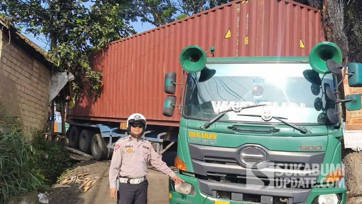 Lalin Lumpuh Berjam-jam: Kontainer Melintang di Pertigaan Angkrong Parungkuda Sukabumi