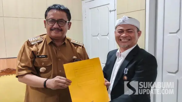Penyerahan SK DKM Raudhatul Irfan Sukabumi: Bupati Sukabumi menjabat Pembina dan Ateng Jaelani selaku Ketua Pengurus | Foto : SukabumiUpdate