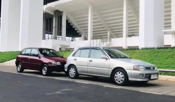 Dua unit Toyota Starlet sedang nongkrong di depan gedung (Sumber : Instagram/@starletindonesia)