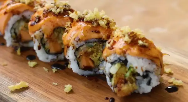 Mentai Sushi Roll ala chef Devina Hermawan, dengan isian sosis dan tempura, dibalut dengan saus mentai yang creamy (Sumber : Youtube /@devinahermawan)