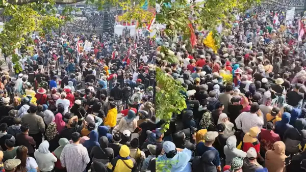Ribuan massa aksi di Pendopo Bupati Pati, Jawa Tengah | Foto : Facebook @Eko Kuswanto