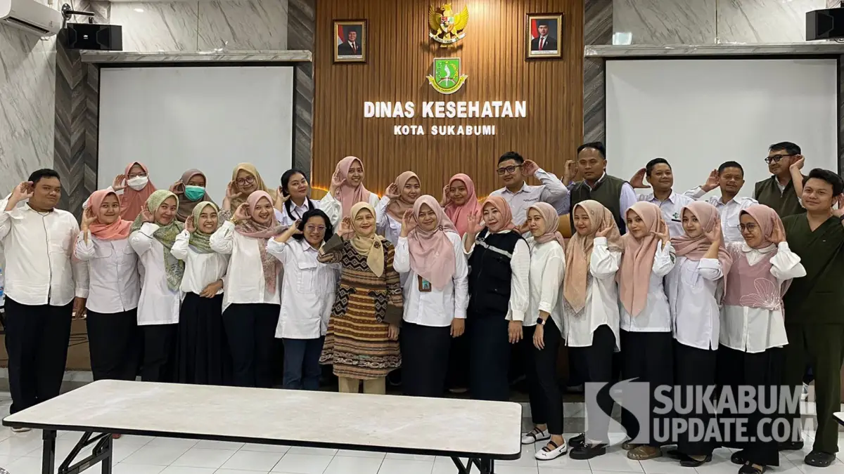 Foto bersama para peserta edukasi deteksi dini gangguan pendengaran pada kegiatan yang diinisiasi Dinas Kesehatan Kota Sukabumi bersama narasumber.