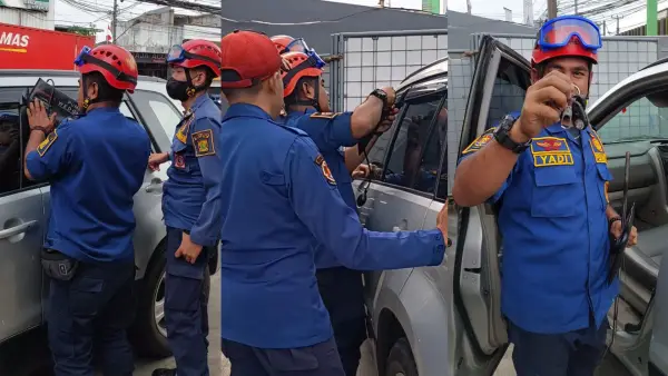 Tim Damkar Sukabumi saat menggunakan alat khusus untuk membuka pintu mobil yang terkunci di Cibadak. (Sumber Foto: Istimewa)