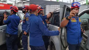 Tim Damkar Sukabumi saat menggunakan alat khusus untuk membuka pintu mobil yang terkunci di Cibadak. (Sumber Foto: Istimewa)