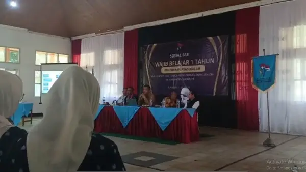 Beredar video yang berisi pernyataan Sekretaris Disdik Kab. Sukabumi soal syarat wajib masuk SD harus miliki ijazah TK/PAUD | Foto : Tiktok @risnawati369