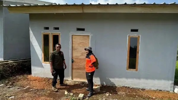 Petugas BPBD Kabupaten Sukabumi memantau progres pembangunan huntap untuk warga terdampak pergerakan tanah di Dusun Ciherang, Desa Cijangkar, Kecamatan Nyalindung, Rabu (13/8/2025). (Sumber Foto: Dok. BPBD)