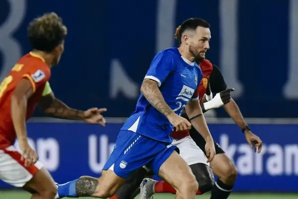 Kapten Persib Marc Klok berduel dengan pemain Manilla Digger diajang Play-Off ACL TWO (Sumber : Instagram/@persib)