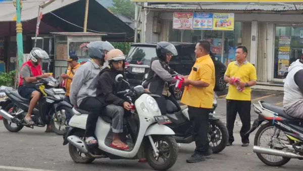Sekretaris DPD Golkar Kabupaten Sukabumi Budi Azhar Mutawali turun langsung ke jalan membagikan bendera merah putih ke para pengendar | Foto : Dok. DPD Golkar