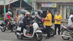 Sekretaris DPD Golkar Kabupaten Sukabumi Budi Azhar Mutawali turun langsung ke jalan membagikan bendera merah putih ke para pengendar | Foto : Dok. DPD Golkar