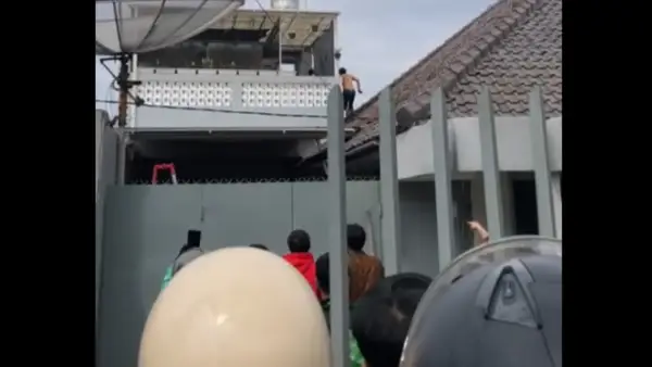 Pria misterius diatap rumah, ditangkap warga Gg Ajid Cikole Kota Sukabumi (Sumber: dok warganet)