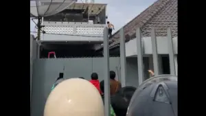 Pria misterius diatap rumah, ditangkap warga Gg Ajid Cikole Kota Sukabumi (Sumber: dok warganet)