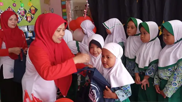 Dalam semangat HUT RI, Yayasan Cahaya Fajar Abadi bersama RA Muhammadiyah Sukaraja berbagi kebahagiaan dengan anak-anak melalui pembagian paket belajar dan makanan. (Sumber : Istimewa.).