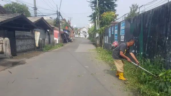 kegiatan pemeliharaan rutin berupa babad rumput di sepanjang ruas Jalan Cicurug–Cidahu (Sumber: dok dinas pu)