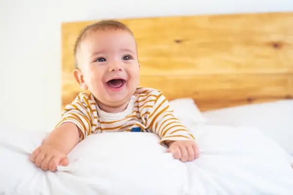 Ilustrasi cara mudah membuat bayi tertawa sesuai tahapan usia (Sumber: Freepik/@wirestock)
