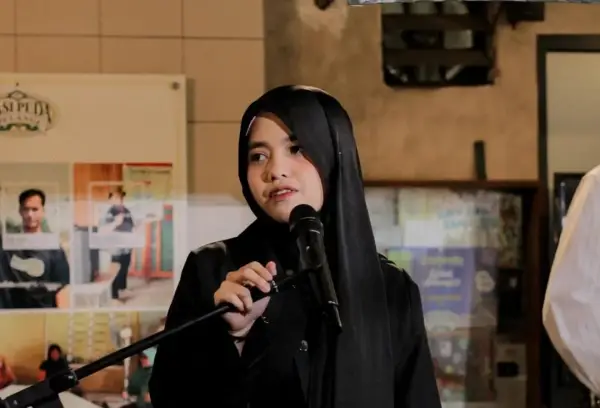 Hanin Dhiya, penyanyi berbakat Indonesia dengan suara khasnya yang lembut baru saja mengeluarkan single baru yang berjudul Orang Baru (Sumber : Instagram/@hanindhiyaatys)