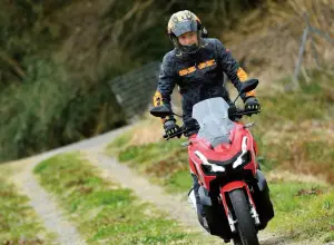 Honda ADV 160cc dipakai di medan terjal dan menjadi salah satu motor rekomendasi motor untuk touring (Sumber : X/@PutiMotor)