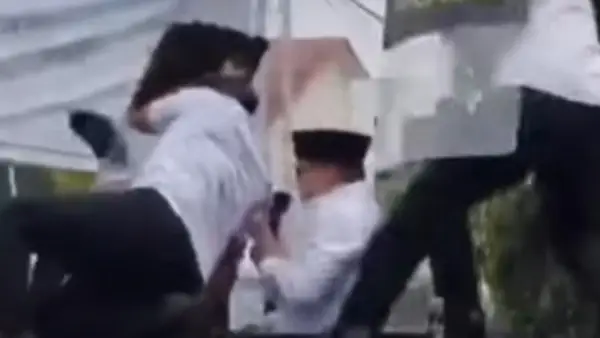 Momen Bupati Pati Sudewo dilempari massa aksi (Sumber: dok tv)