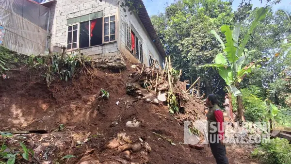 Rumah yang terancam longsor akibat hujan deras di Kampung Pamatutan Tengah RT 54/22 Desa Sundawenang, Kecamatan Parungkuda, Kabupaten Sukabumi. | Foto: Istimewa