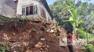 Rumah yang terancam longsor akibat hujan deras di Kampung Pamatutan Tengah RT 54/22 Desa Sundawenang, Kecamatan Parungkuda, Kabupaten Sukabumi. | Foto: Istimewa