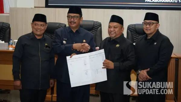 Bupati Sukabumi Asep Japar dan pimpinan DPRD saat menunjukan nota persetujuan bersama Raperda APBD Perubahan 2025. (Sumber Foto: Dok. DPRD)