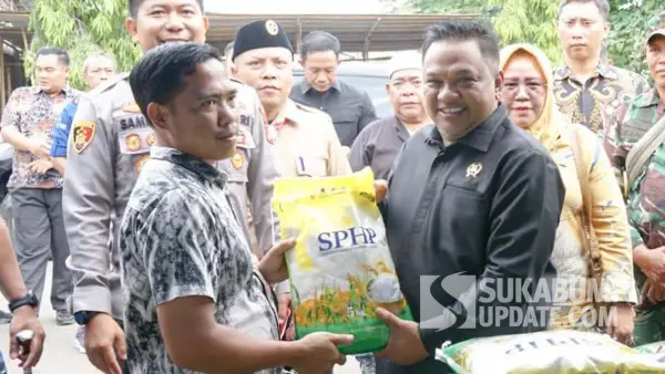 Ketua DPRD Kabupaten Sukabumi Budi Azhar Mutawali saat agenda Gerakan Pangan Murah di halaman Mapolres Sukabumi pada Kamis (14/8/2025). | Foto: Istimewa