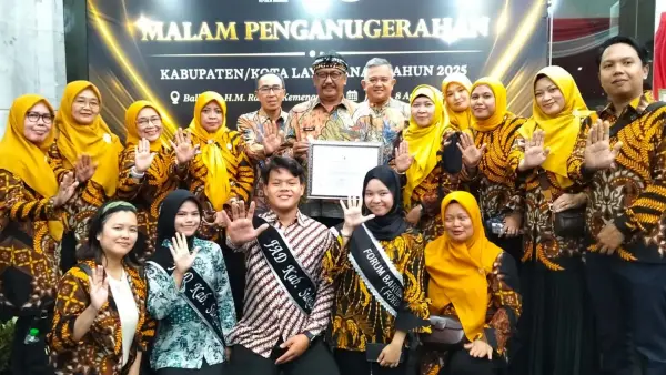 Foto bersama jajaran Pemkab Sukabumi setelah meraih penghargaan Kabupaten/Kota Layak Anak (KLA) kategori Nindya pada 2025. | Foto: Istimewa