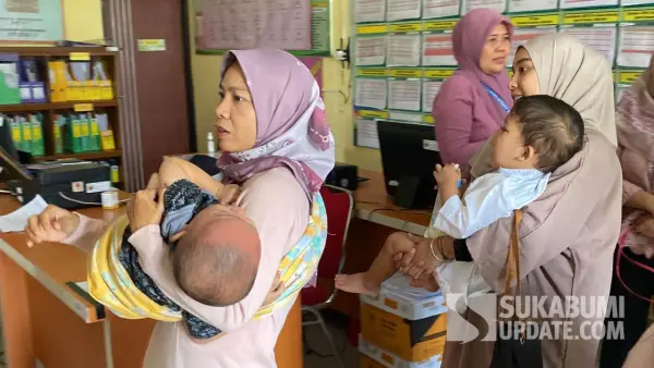 Ibu-ibu membawa anak mereka saat mengikuti sunatan massal dalam rangka peringatan HUT RI ke-80 di Kecamatan Kebonpedes, Kabupaten Sukabumi. (Sumber Foto: SU/Asep Awaludin)