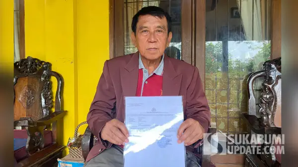 Mantan Sekda Kabupaten Sukabumi, Deden Achadiyat, menunjukkan surat laporan ke Polrestabes Bandung terkait dugaan mafia tanah Masjid Al-Jabbar. (Sumber Foto: SU/Asep Awaludin)