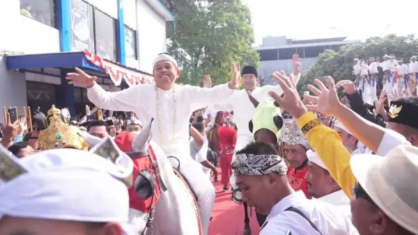 Ilustrasi. Dedi Mulyadi-Erwan Setiawan menunggangi kuda dan diiringi kirab budaya saat mendaftar sebagai bakal calon gubernur dan wakil gubernur di Pilkada Jabar, Selasa (27/8/2024). (Sumber Foto: Dok. Dedi Mulyadi)