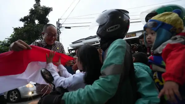 Wali Kota Sukabumi Ayep Zaki saat memberikan bendera Merah Putih ke pengguna jalan di Balai Kota, Kamis (14/8/2025) | Foto : Dokpim