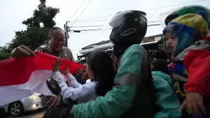 Wali Kota Sukabumi Ayep Zaki saat memberikan bendera Merah Putih ke pengguna jalan di Balai Kota, Kamis (14/8/2025) | Foto : Dokpim