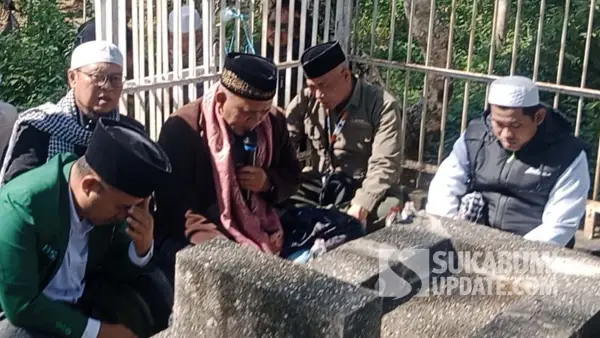 Sejumlah pihak saat berziarah ke makam tokoh bersejarah di Kecamatan Jampangkulon, Kabupaten Sukabumi. | Foto: Istimewa
