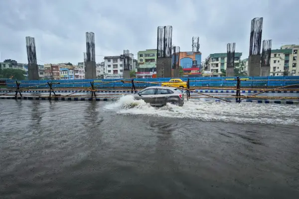 Mobil yang sedang menerobos banjir (Sumber : Pexels.com)