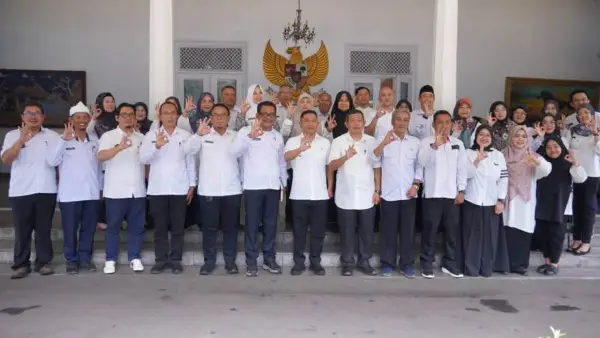 Sekretaris DPMD Kabupaten Sukabumi, Nuryamin berfoto bersama Wabup Andreas dan Tim Percepatan Penanganan Stunting (TPPS) Kabupaten Sukabumi Tahun 2025. (Sumber Foto: Diskominfosan Kab. Sukabumi)
