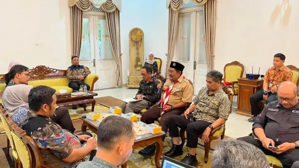 Kadisdagin Kabupaten Sukabumi, Dani Tarsoni saat menyampaikan aspirasi kepada Anggota DPD RI perwakilan Jawa Barat, Aanya Rina Casmayanti. (Sumber Foto: Istimewa)
