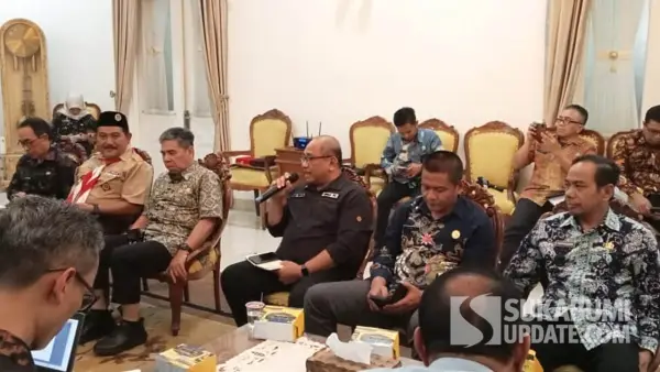 Kepala Dinas PU Kabupaten Sukabumi, Dede Rukaya, saat menyampaikan aspirasi kepada Anggota DPD RI Aanya Rina Casmayanti. (Sumber Foto: SU/Turangga Anom)