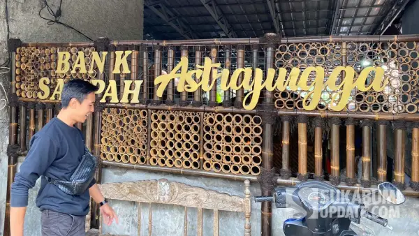 Penggagas Bank Sampah Astrajingga, Deri Maulana, berada di depan lokasi bank sampah yang berlokasi di Kampung Subangjaya, RT 01/04, Kelurahan Subangjaya, Kecamatan Cikole, Kota Sukabumi. (Sumber Foto: SU/Asep Awaludin)