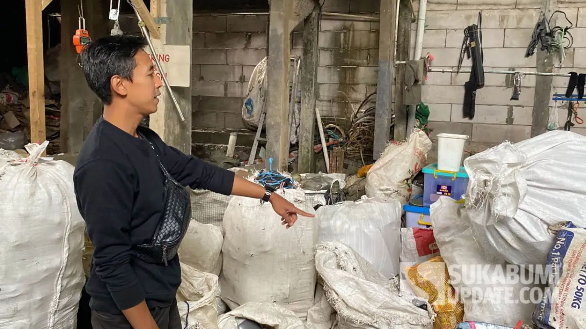 Penggagas Bank Sampah Astrajingga, Deri Maulana, menunjukkan tumpukan sampah daur ulang yang dikumpulkan warga di lokasi pengelolaan, Kampung Subangjaya, Kota Sukabumi.