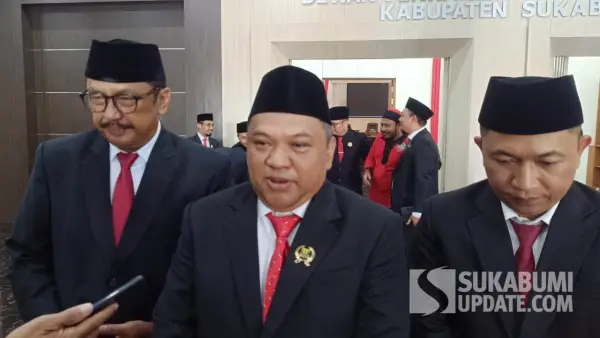 Ketua DPRD Kabupaten Sukabumi Budi Azhar Mutawali bersama Bupati Asep Japar dan Wabup Andreas usai mengikuti Rapat Paripurna mendengarkan Pidato Kenegaraan Presiden. (Sumber Foto: SU/Ilyas)